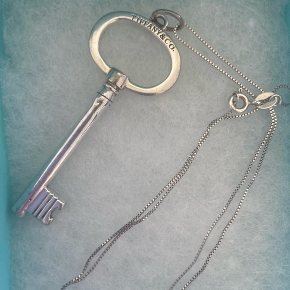Tiffany & Co. Sterling Silver Extra Large Oval Key Pendant with Silver necklace - Picture 4 of 5